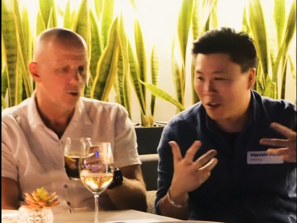 Jacco van der Kooij conversando com lideranças de receita no jantar