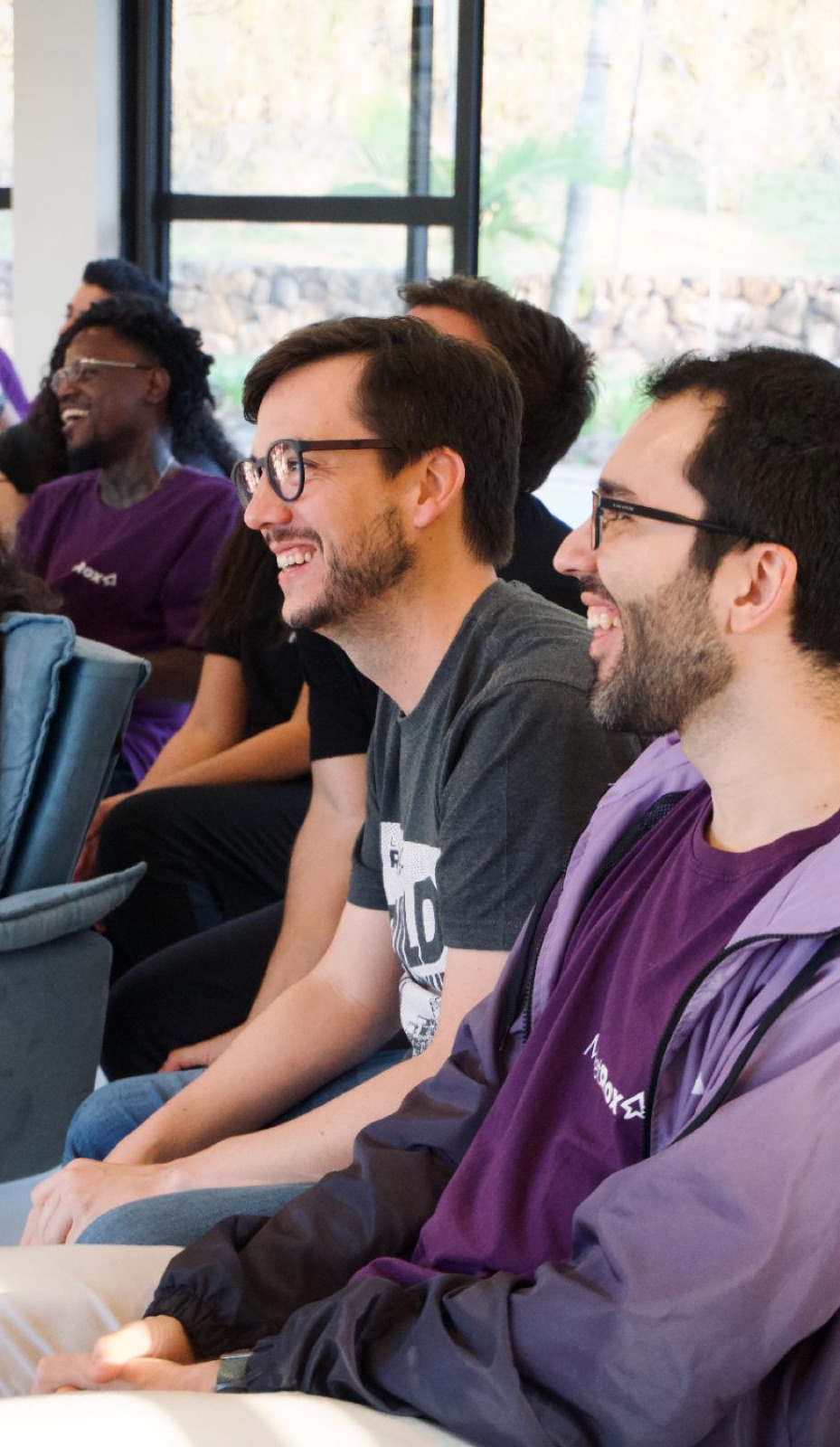 Pessoas do time rindo durante uma apresentação