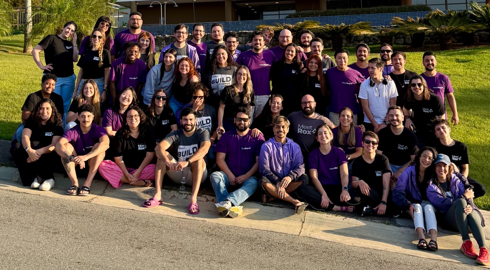 Time MeetRox reunido no offsite